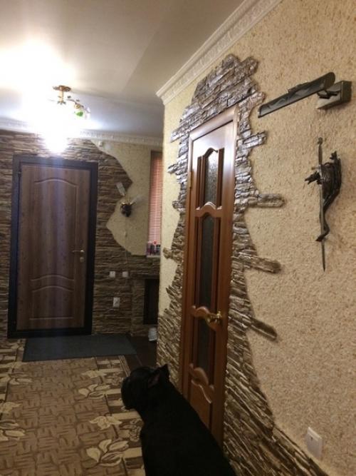 Знаю, что искусственный камень уже вышел из моды, но давно мечтали оформить им коридор в квартире.