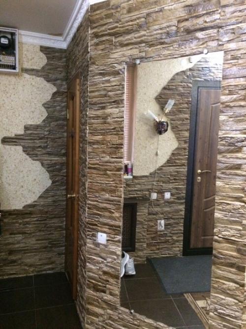Знаю, что искусственный камень уже вышел из моды, но давно мечтали оформить им коридор в квартире. 02