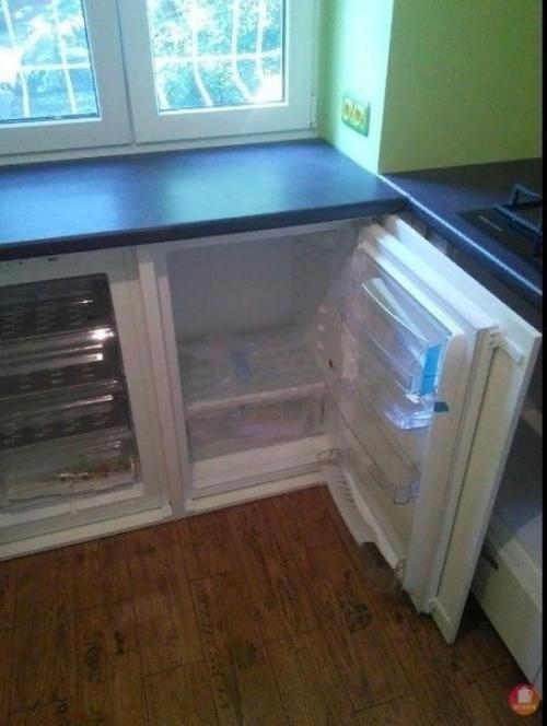 Почему-то решили сделать не как у всех, и не пытаться уместить холодильник на кухне, как все. 02