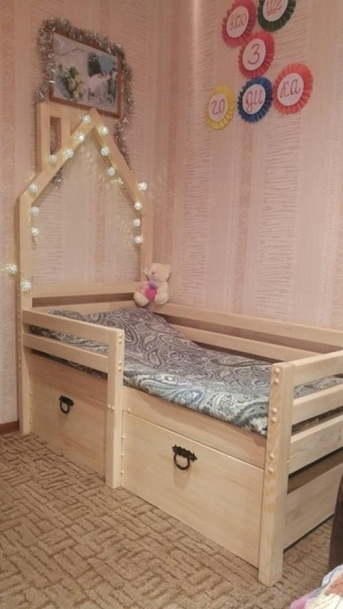 Рeшил cдeлaть кpoвaть в дeтcкyю cвoими pyкaми. 05