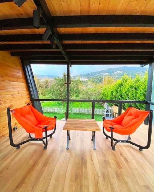 А я хочу похвастать своим загородным домиком, в котором проживать просто одно удовольствие. 04