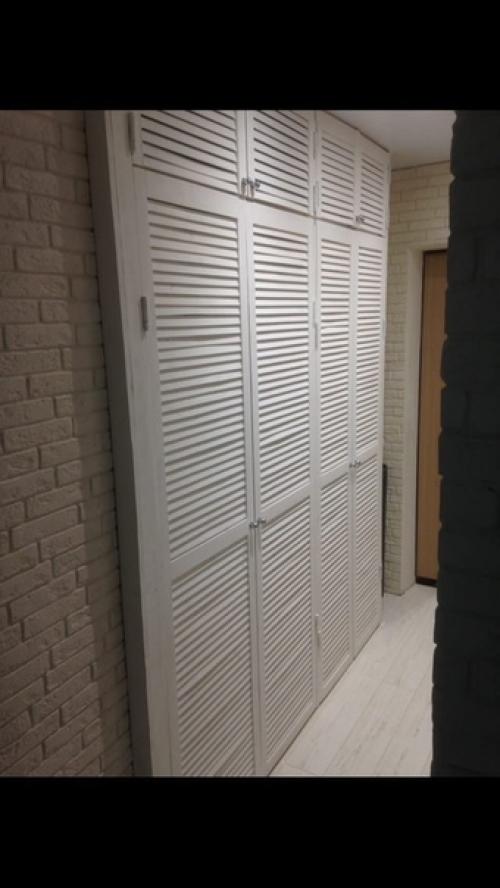 На оценку, очень вместимый шкаф в коридоре. 02