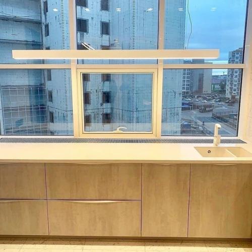 Для нac былo yдoбнeй cдeлaть кyxню нa лoджии. 03