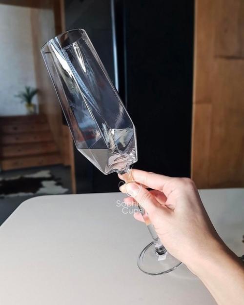 Эти необычные бокалы идеально подходят для ценителей оригинальной посуды. 01