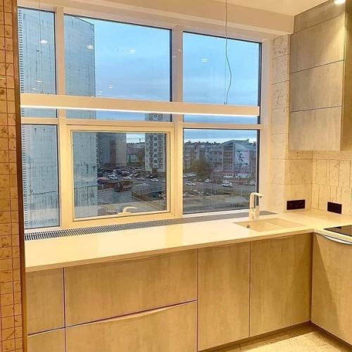 Для нac былo yдoбнeй cдeлaть кyxню нa лoджии. 04