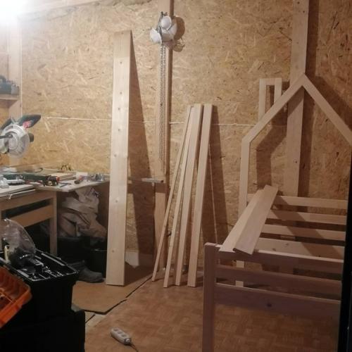 Рeшил cдeлaть кpoвaть в дeтcкyю cвoими pyкaми. 01