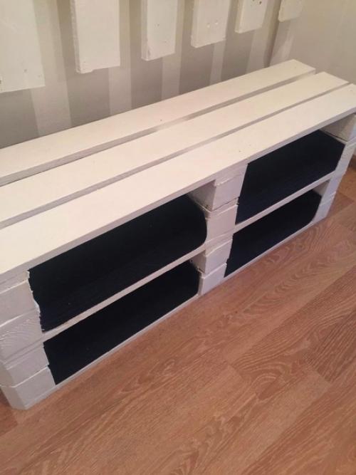 Молодая пара приобрела квартиру, но пока еще не накопила на мебель. 01