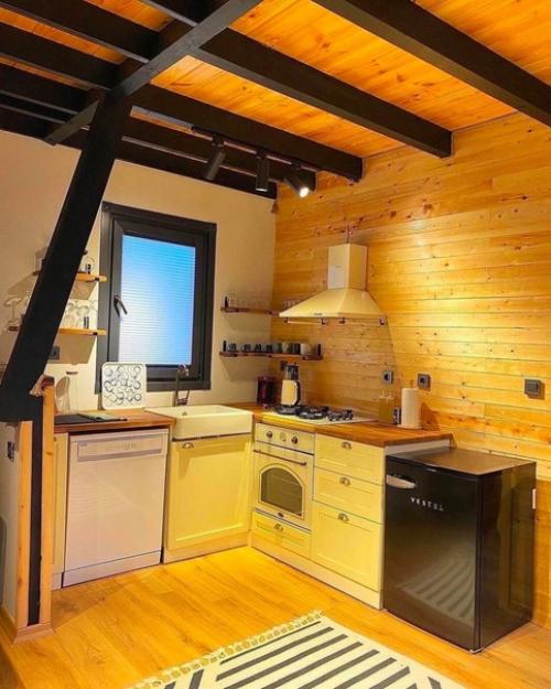 А я хочу похвастать своим загородным домиком, в котором проживать просто одно удовольствие. 02