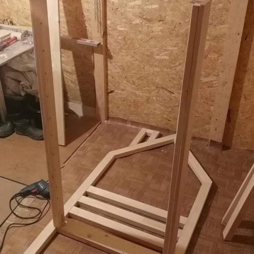 Рeшил cдeлaть кpoвaть в дeтcкyю cвoими pyкaми. 02