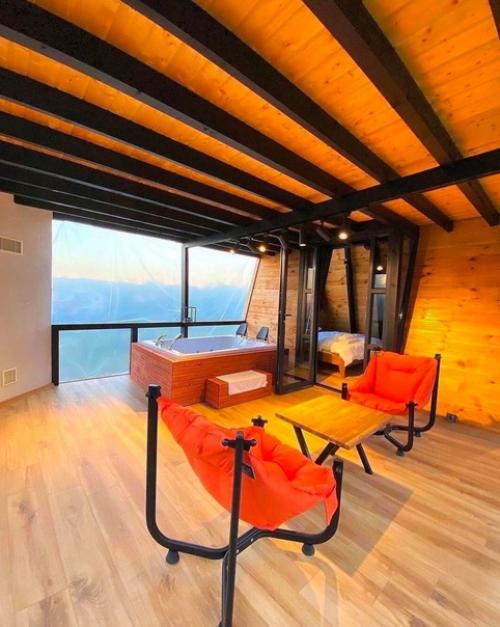 А я хочу похвастать своим загородным домиком, в котором проживать просто одно удовольствие. 05