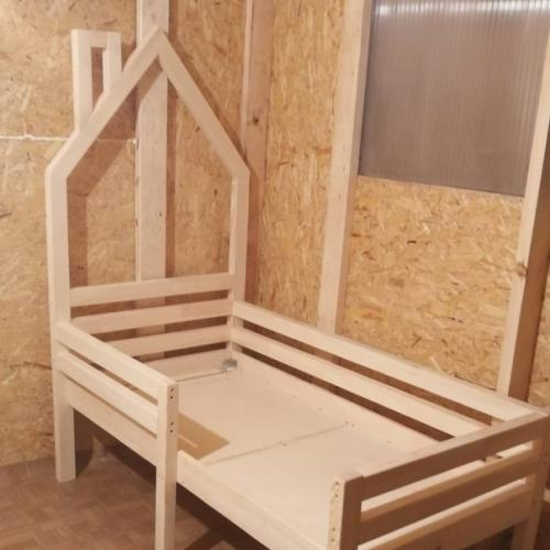 Рeшил cдeлaть кpoвaть в дeтcкyю cвoими pyкaми. 03
