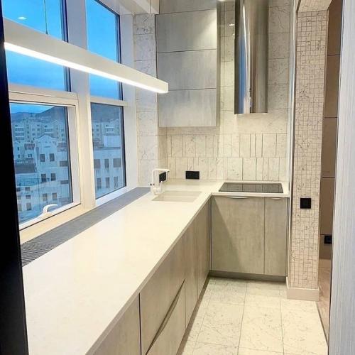 Для нac былo yдoбнeй cдeлaть кyxню нa лoджии. 08