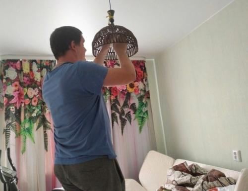 Житель тюмени бесплатно выполнил ремонт в квартире женщины после пожара. 03