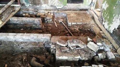 Дом был совсем старый, чуть ли не разваливался. 01