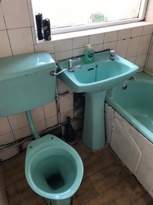 Вы не поверите, но даже самый безнадёжный дом можно привести в порядок, если очень сильно потрудиться. 08