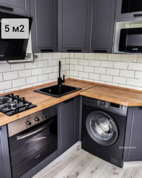 Темные цвета всегда хорошо сочетались с древесными оттенками.