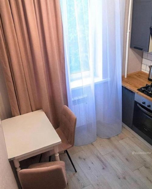 Темные цвета всегда хорошо сочетались с древесными оттенками. 06