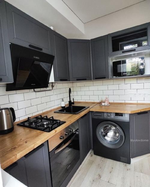 Темные цвета всегда хорошо сочетались с древесными оттенками. 05