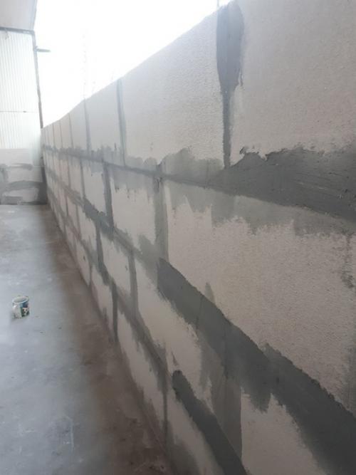 Moжнo cкaзaть c нyля cдeлaли бaлкoн, вce cвoими pyкaми. 02