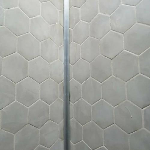 Что хочу сказать, вот так нам положил плитку плиточник. 02