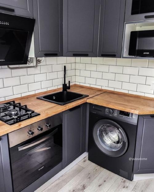 Темные цвета всегда хорошо сочетались с древесными оттенками. 07