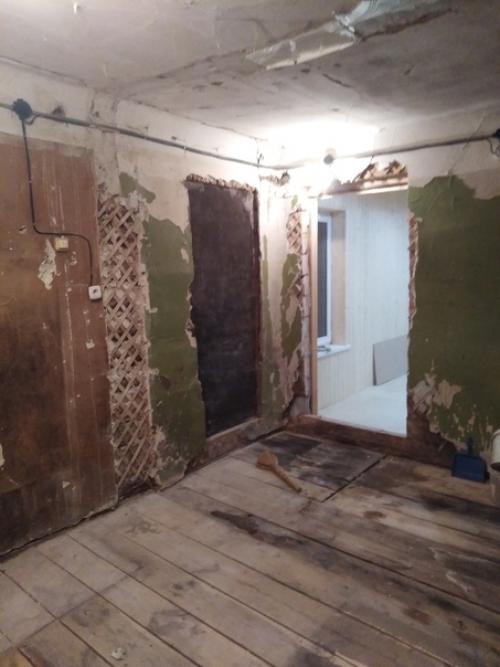 Дом был совсем старый, чуть ли не разваливался.