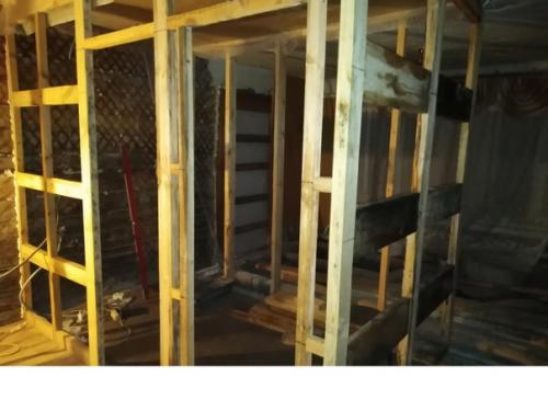 Дом был совсем старый, чуть ли не разваливался. 05