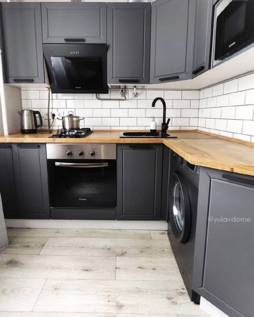 Темные цвета всегда хорошо сочетались с древесными оттенками. 01