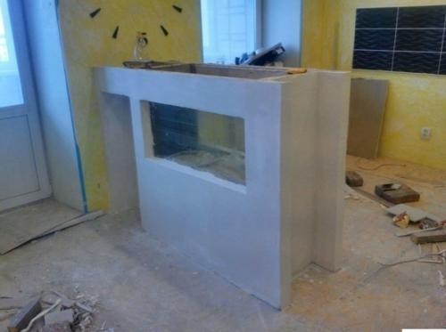 Решили добавить в квартире необычный элемент, и им стала браная стойка, но опять же, не простая, а со внутренним аквариумом. 02