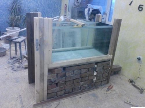 Решили добавить в квартире необычный элемент, и им стала браная стойка, но опять же, не простая, а со внутренним аквариумом. 01