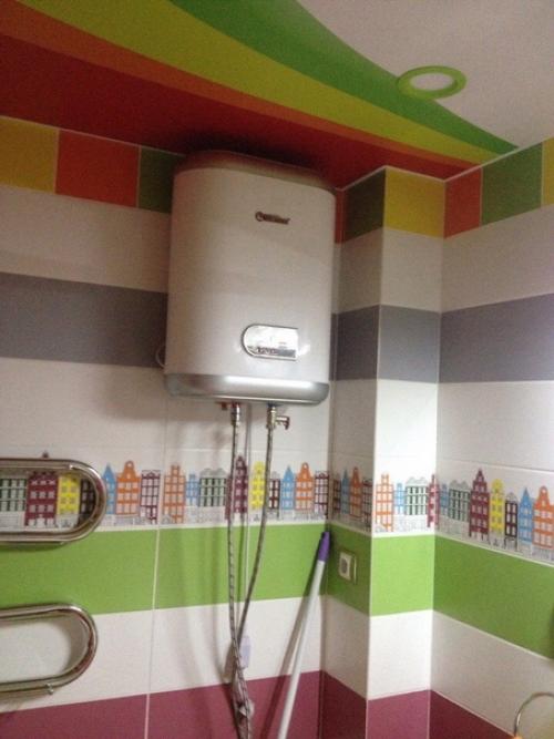 Мой санузел.  Мы решили, что не будем в стандартных цветах оформлять, а сделаем насыщенным красками. 03