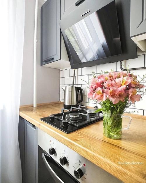 Темные цвета всегда хорошо сочетались с древесными оттенками. 03