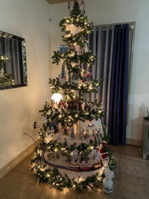 Решили в этом году немного разнообразить ёлочку, и вот что сделали. 02