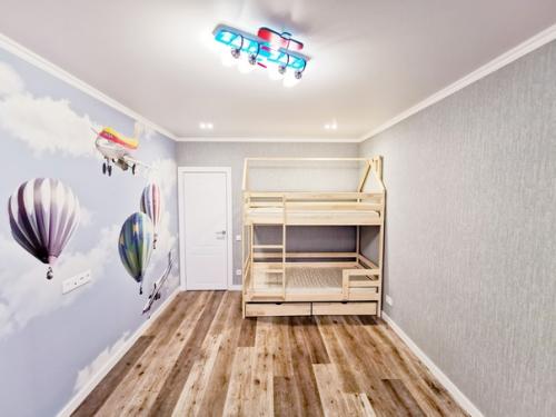 Вот такой ремонт мы в детской комнате сделали.