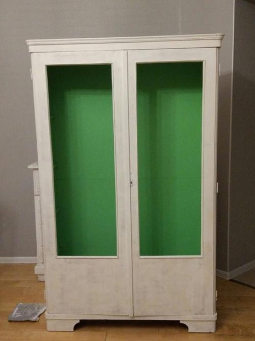 У нас после ремонта остался старый сервант. 01