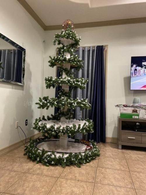 Решили в этом году немного разнообразить ёлочку, и вот что сделали. 01