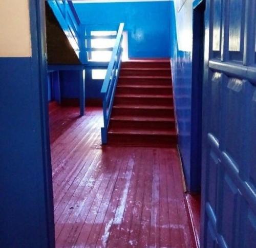 Надоело наблюдать бардак у себя в подъезде. 01