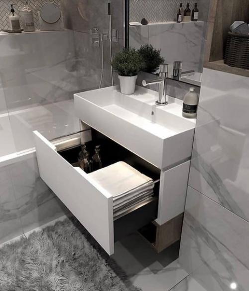 Просторная ванная комната, оформленная в современном стиле. 02