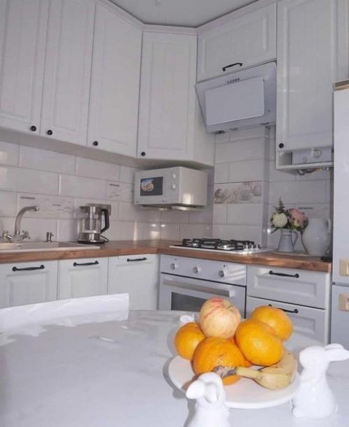 Это моя простенькая кухонька на пять с половиной квадратных метров. 02