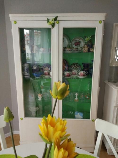 У нас после ремонта остался старый сервант. 02