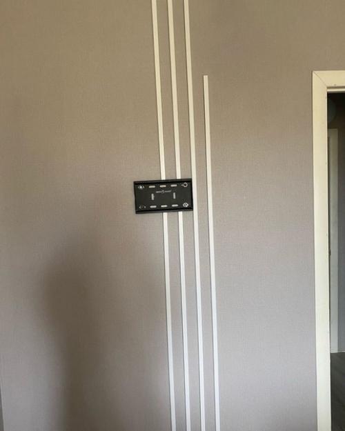 Бюджетный способ провода от телевизора скрыть. 01