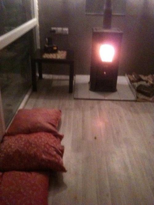 Вот такой вот зимний уголок для вечерних посиделок сделан на даче. 01