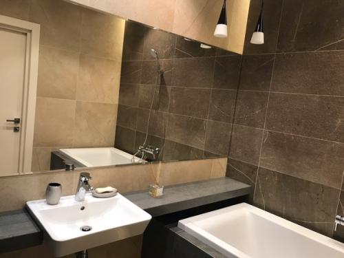 Наша ванная комната) дизайн и реализация тоже наша. 03