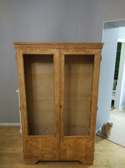 У нас после ремонта остался старый сервант.