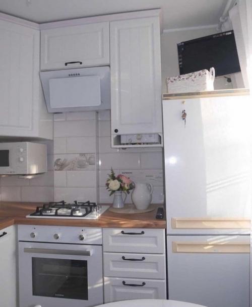 Это моя простенькая кухонька на пять с половиной квадратных метров. 05