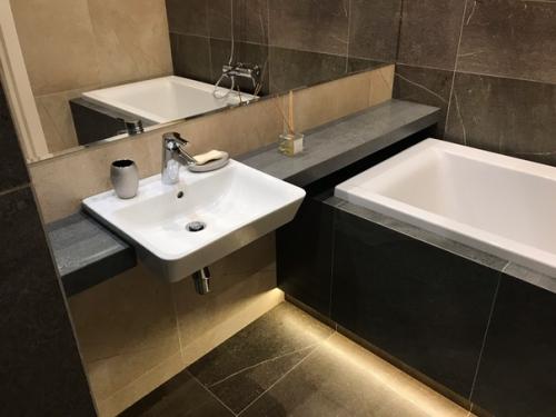 Наша ванная комната) дизайн и реализация тоже наша. 01