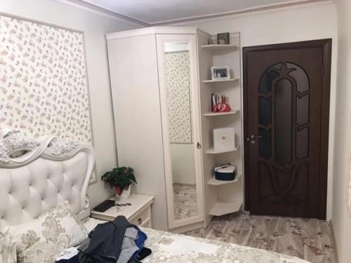 Купили старую квартиру, и сделали ремонт, пока только в одной комнате. 03