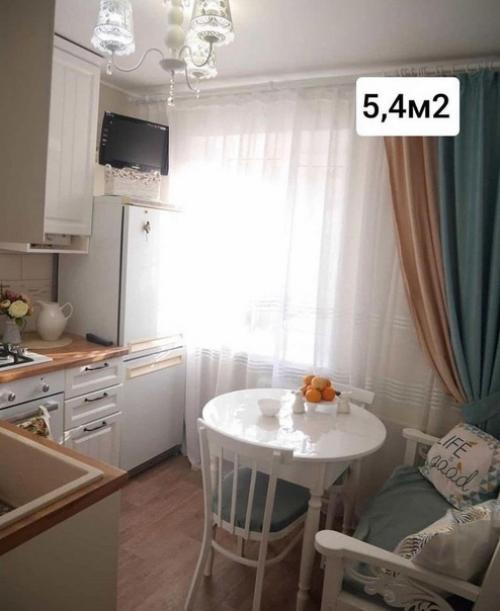 Это моя простенькая кухонька на пять с половиной квадратных метров.