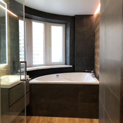 Всегда мечтала о ванной комнате с окнами наружу, чтобы когда принимаешь ванну, можно было любоваться вечерним городом.