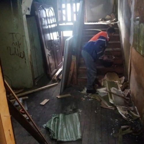 Надоело наблюдать бардак у себя в подъезде.